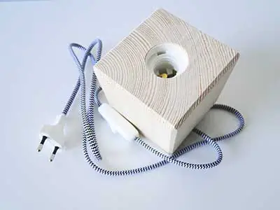 Kabel von oben nach unten durch vorgebohrtes Loch durchziehen